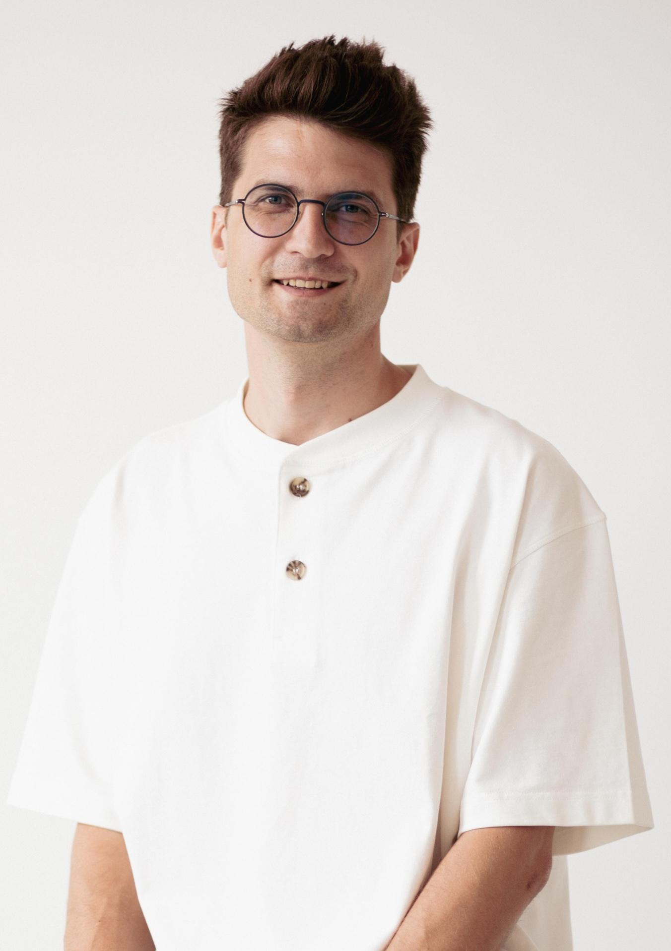 Portrait of Domas Markevičius on a light background, photographher Malvina Stankutė